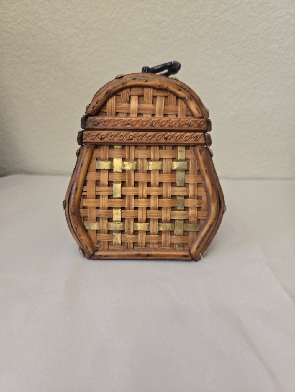 Three Hands Corp Vintage Keepsake Box Wooven Bamboo Brass Accent Latch Front - Picture 2 of 12